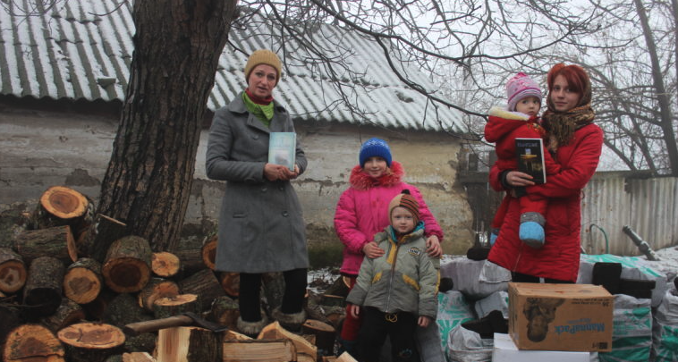 Angelina's family with 
Caring Hands family food packs, 